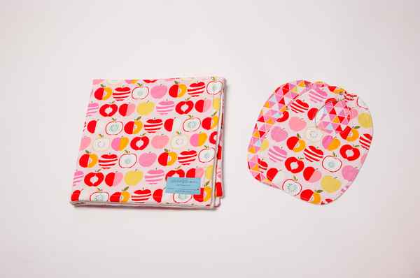 Organic Bib & Blanket Set: Apple of Eye